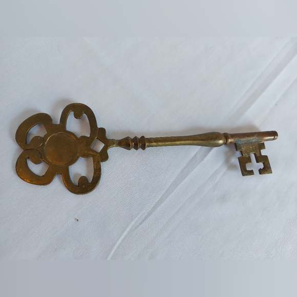 Vintage Large Solid Brass Skeleton Key Decorative Paperweight - Picture 2 of 8